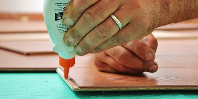 Tout savoir sur la colle polyuréthane : ses propriétés et ses usages