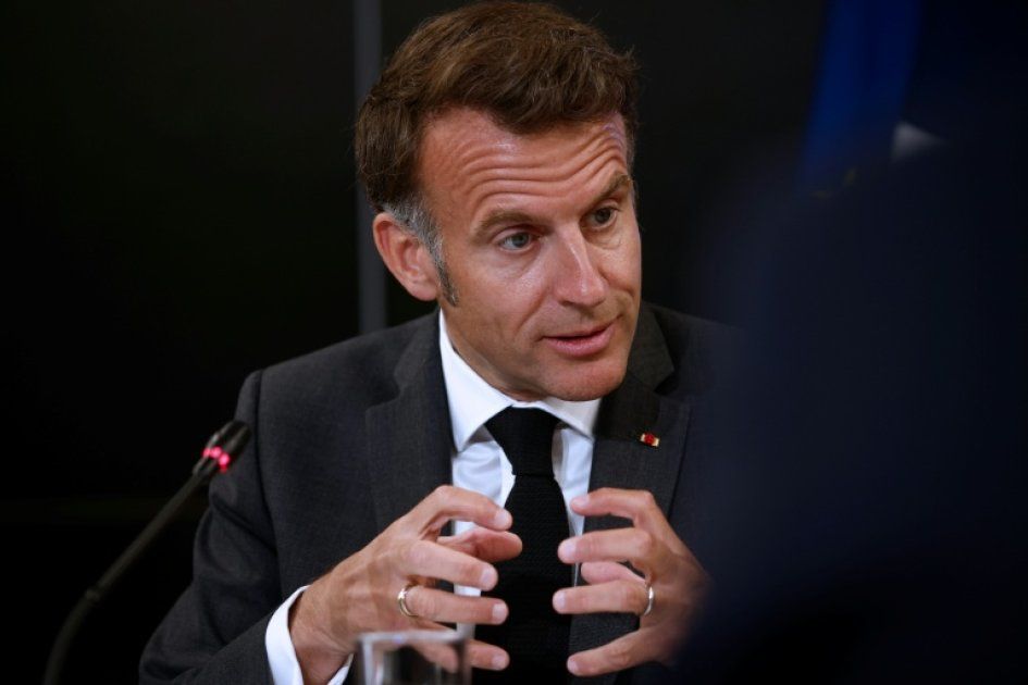 Macron relance la consigne des bouteilles en plastique : une consultation s'impose