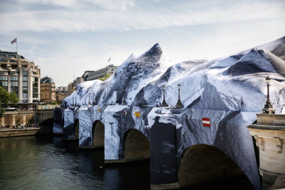 Le Pont Neuf se transforme en caverne spectaculaire