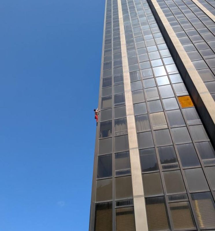 Un homme escalade la tour Montparnasse sans sécurités et provoque un émoi
