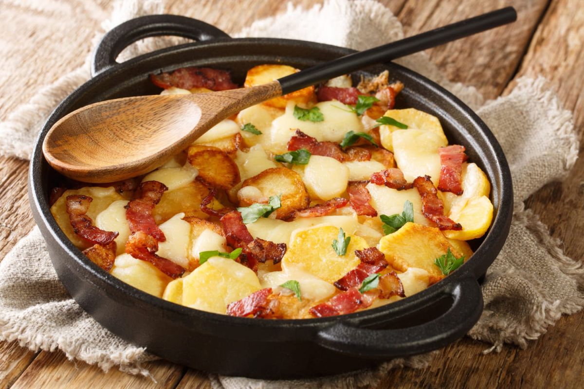 Transformez votre truffade de potatoes au fromage et pruneaux à la manière de Cyril Lignac