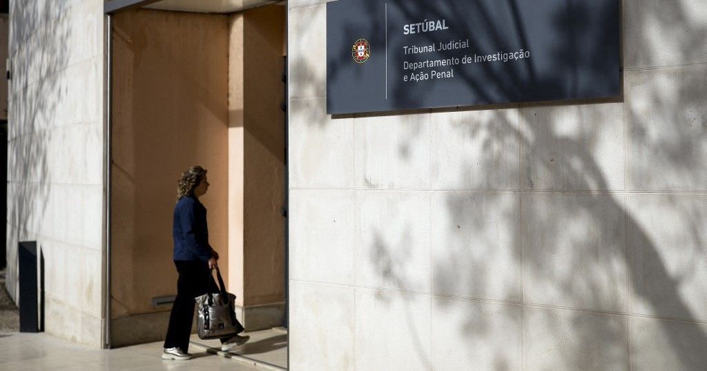 Une mère soupçonnée d'avoir abandonné ses enfants dans un acte troublant au Portugal