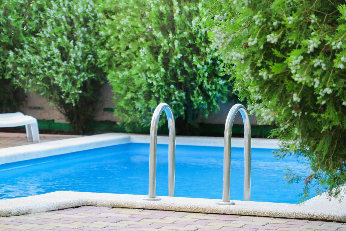 une piscine à moindre coût : astuces pour réduire vos dépenses