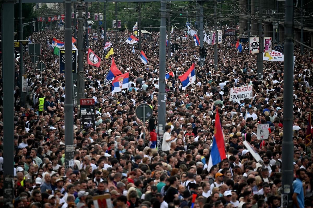« Jusqu'à ce que ce régime tombe » : des milliers de Serbes dans les rues de Belgrade
