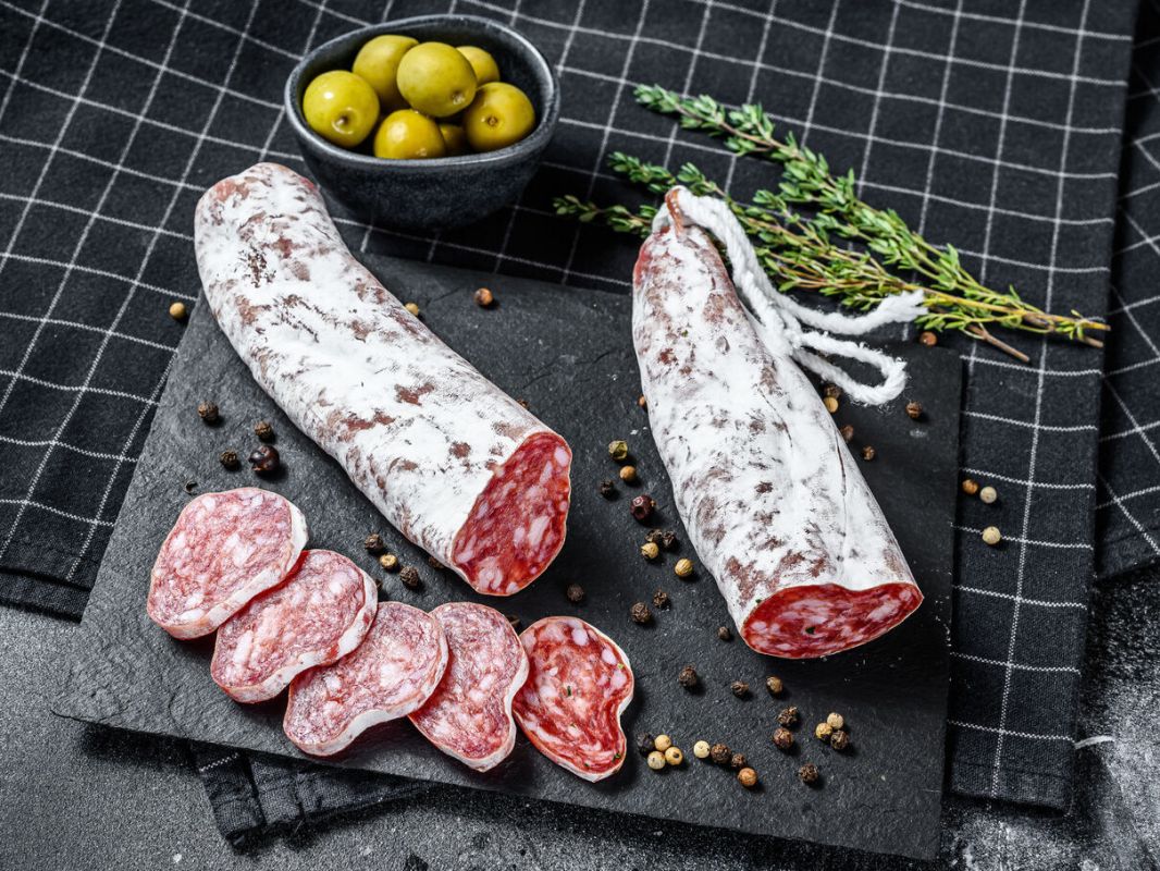 Peut-on réellement consommer la peau du saucisson ? L’éclaircissement d’une experte