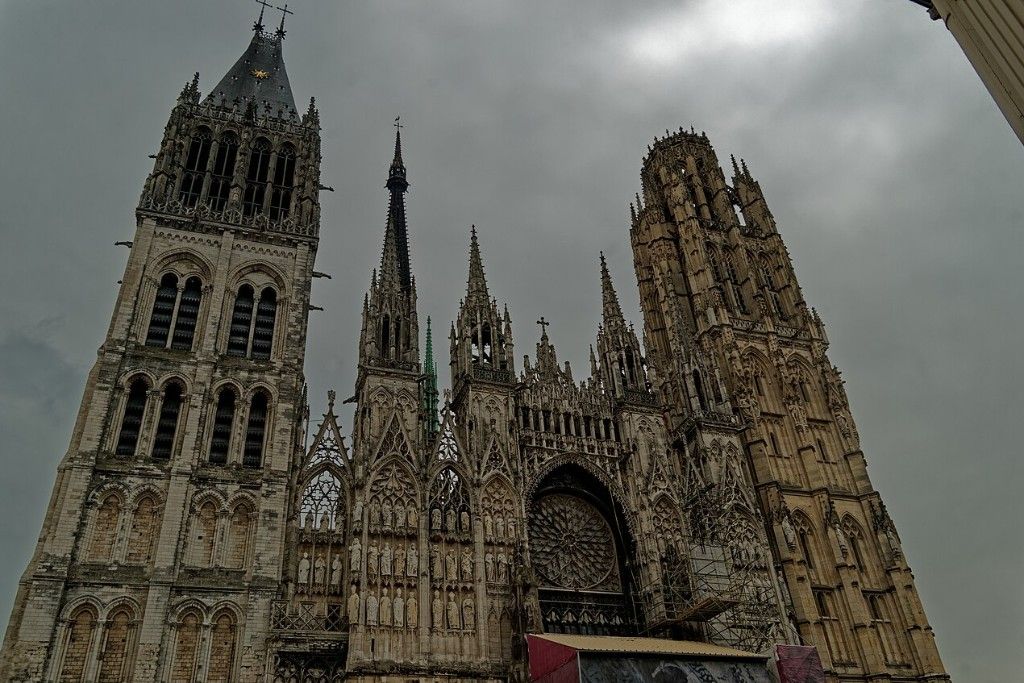 Un drapeau français fait polémique au sommet de la cathédrale de Rouen