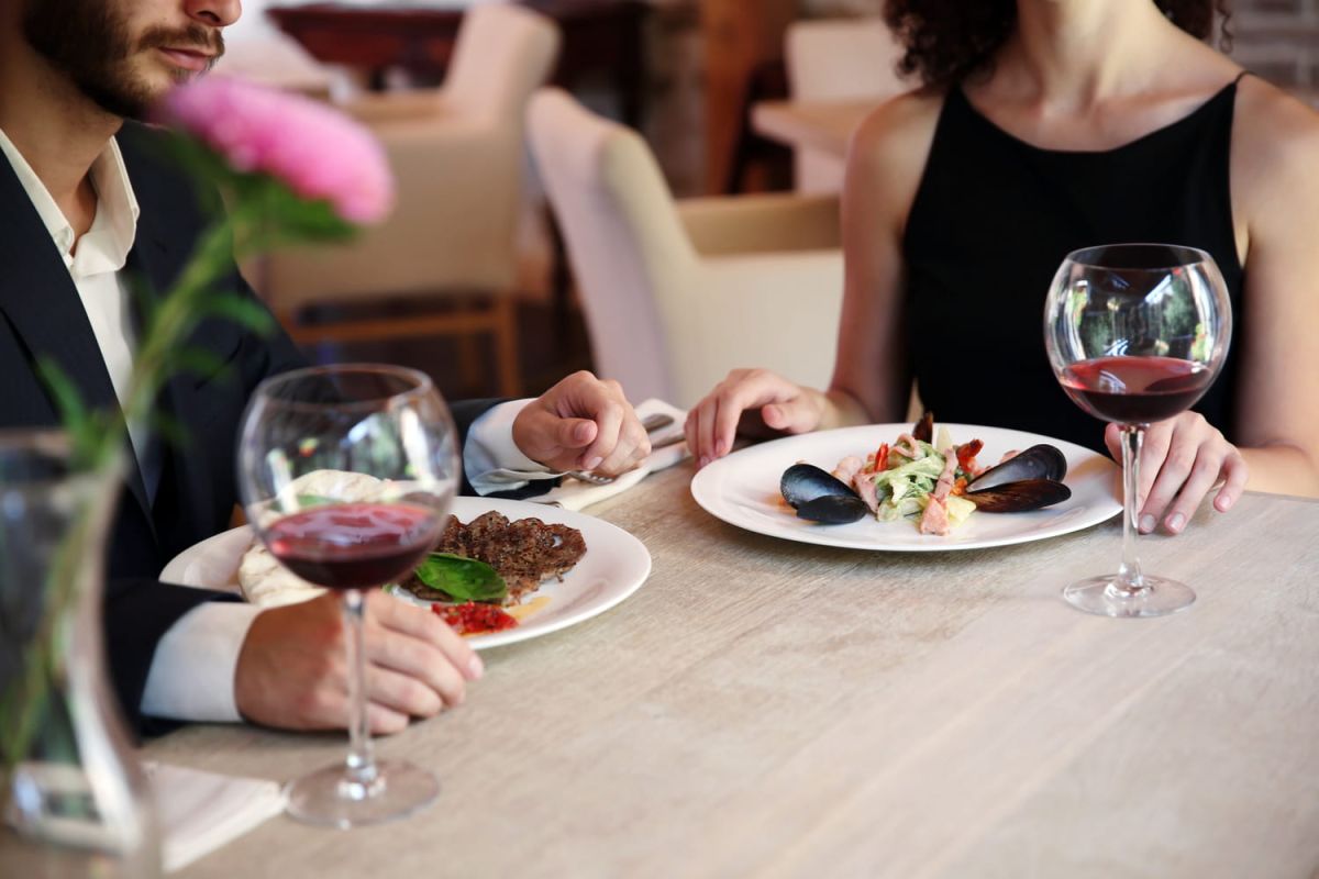 le geste inattendu qui choque à table selon une experte en bonnes manières