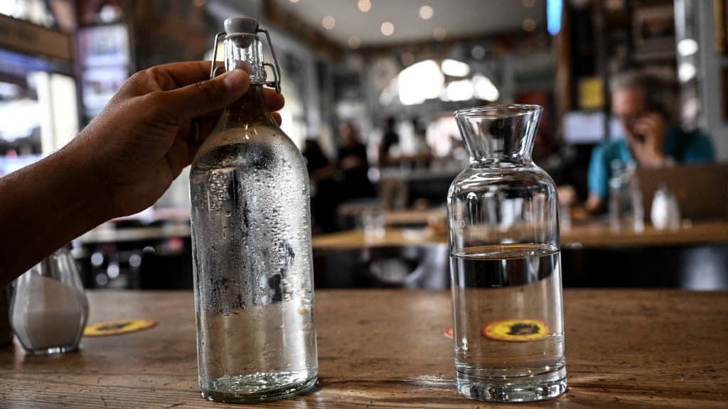 Un hôtel de luxe en Italie refuse de servir de l'eau potable, un procès malin de la cliente tourne mal