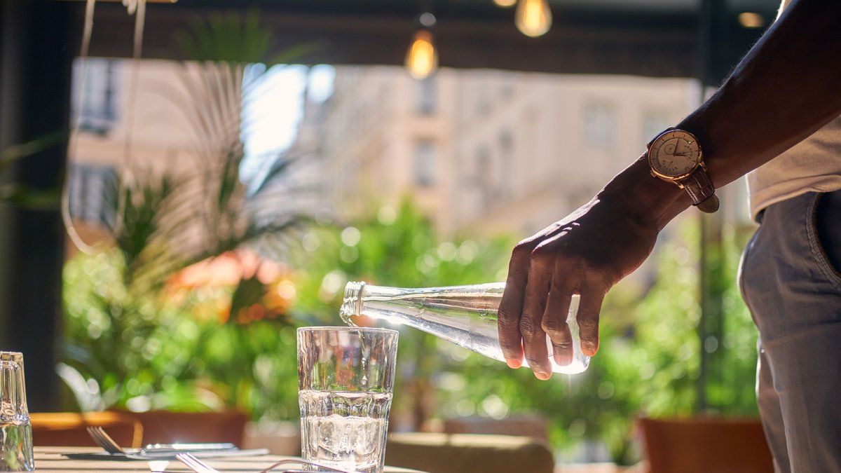 Quand le luxe s'oppose à l'évidence : une cliente perd son combat pour l'eau gratuite