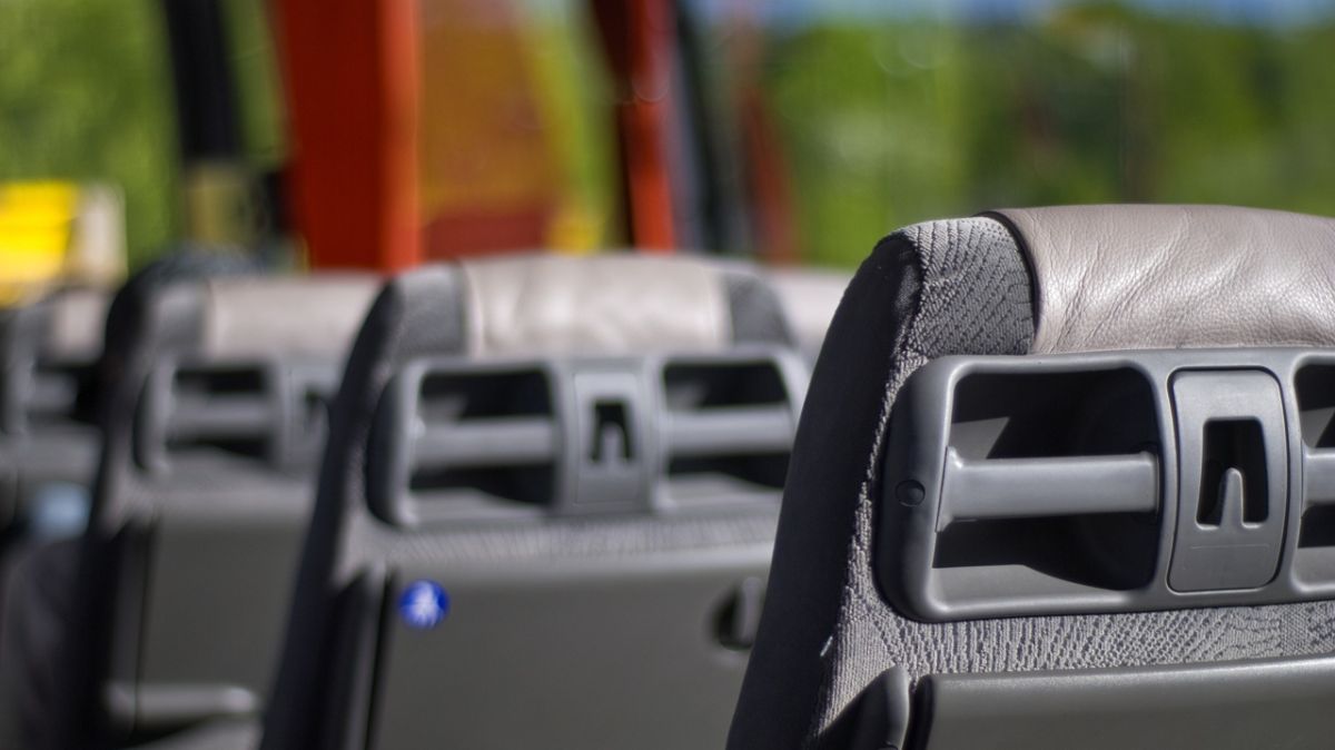 Un accident inattendu aux Brouzils : une voiture percute un car scolaire