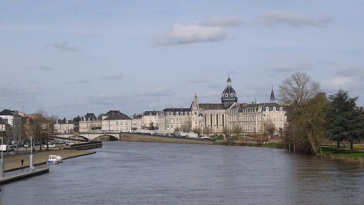Un nourrisson de quatre jours en danger après une tragédie familiale en Maine-et-Loire