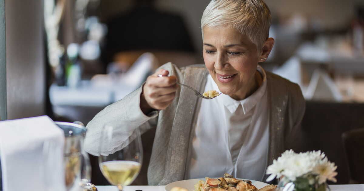 Les faux pas à éviter lors des repas : 5 erreurs à ne pas commettre