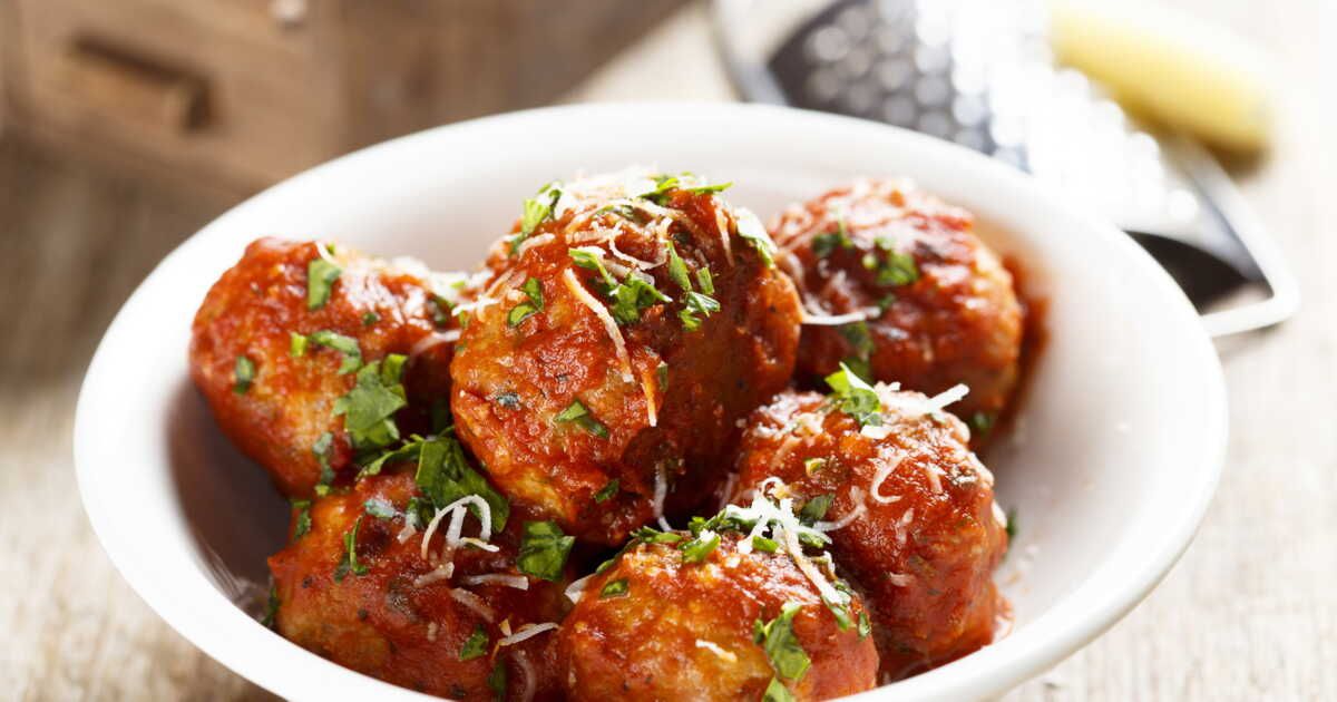 Cyril Lignac révèle sa recette gourmande de boulettes à la sauce tomate