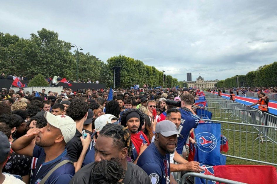 Des milliers de fans du PSG célèbrent la victoire au Champ-de-Mars