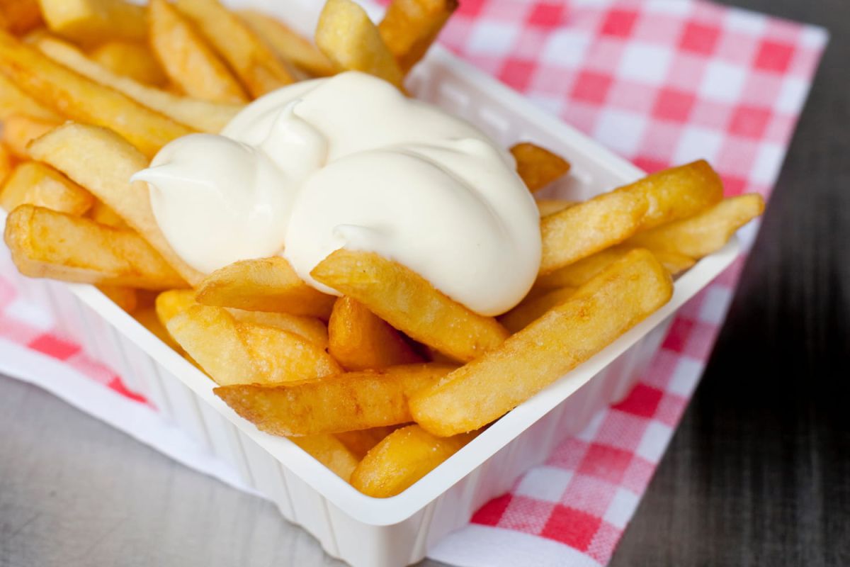 La recette des frites authentiques d'Angèle, un délice belge à découvrir