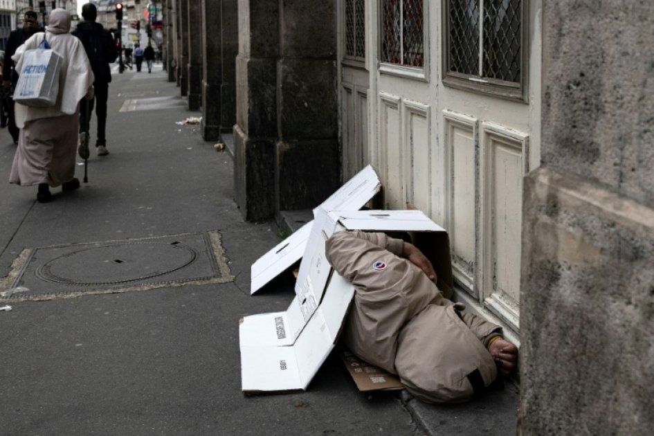 Une tragédie silencieuse : 929 vies perdues dans la rue en 2025