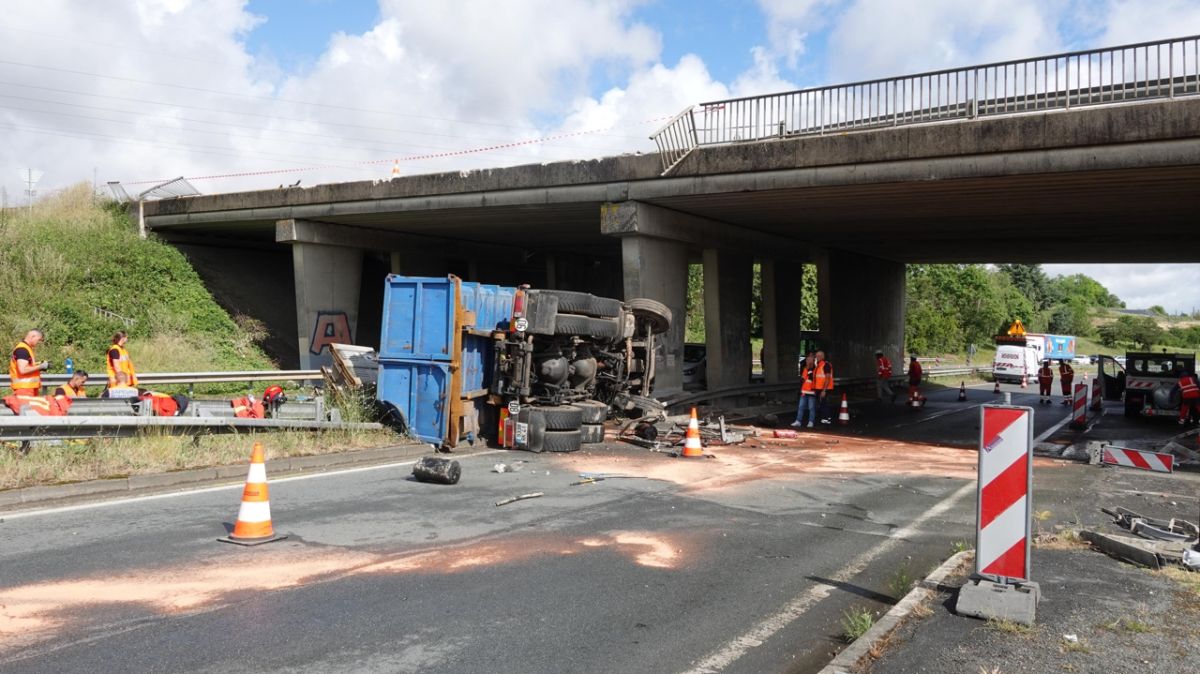 Un camion benne chute de cinq mètres au nord de Poitiers : le conducteur s'en sort avec des blessures légères