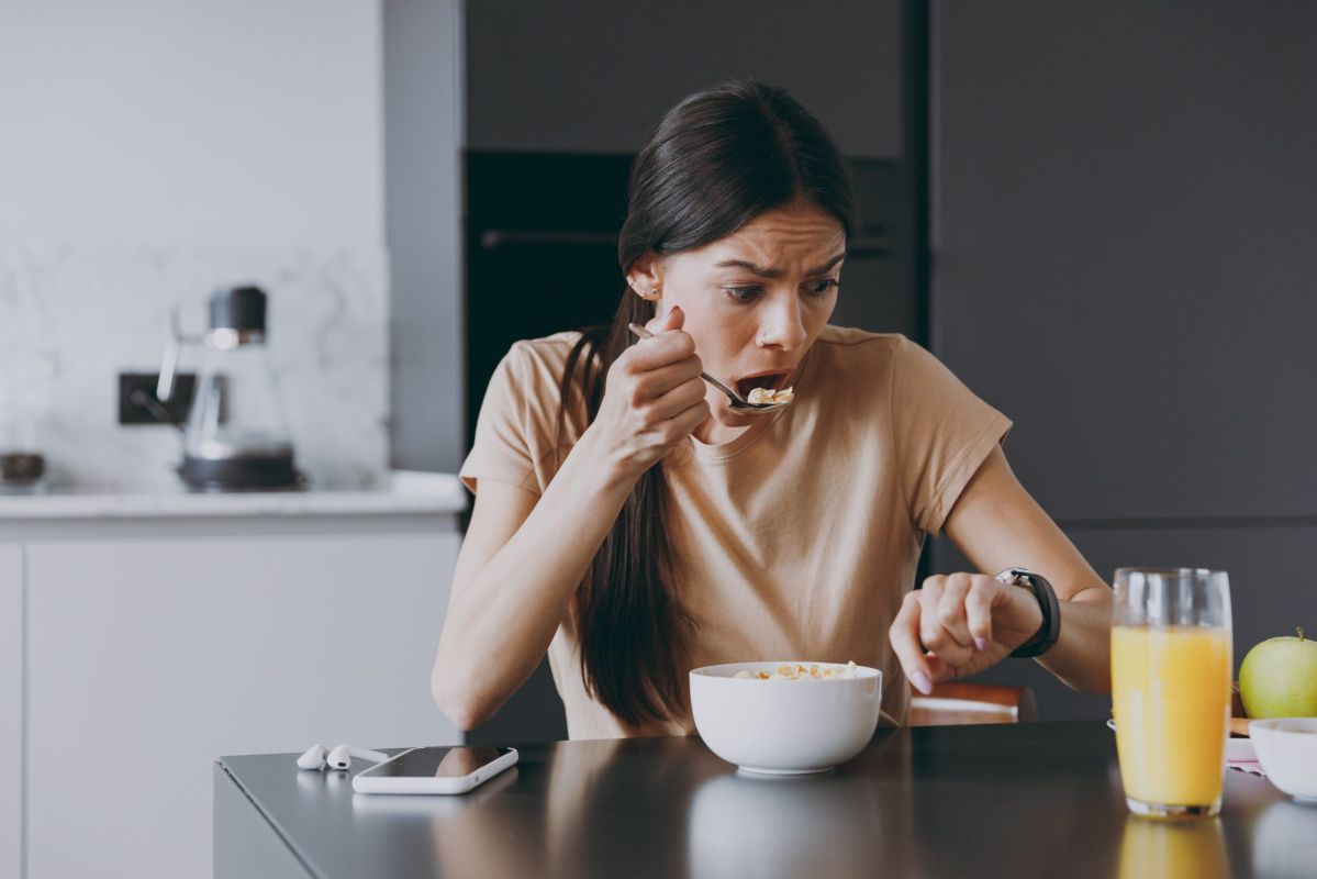 Manger trop vite : un faux ami pour votre santé