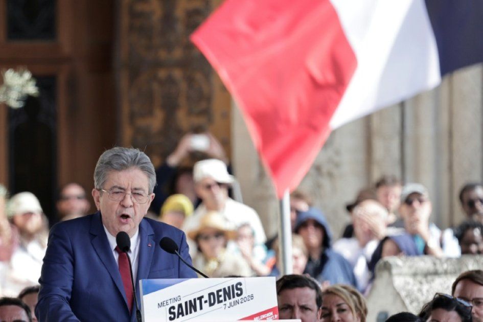 Mélenchon met la gauche au défi lors de son premier meeting