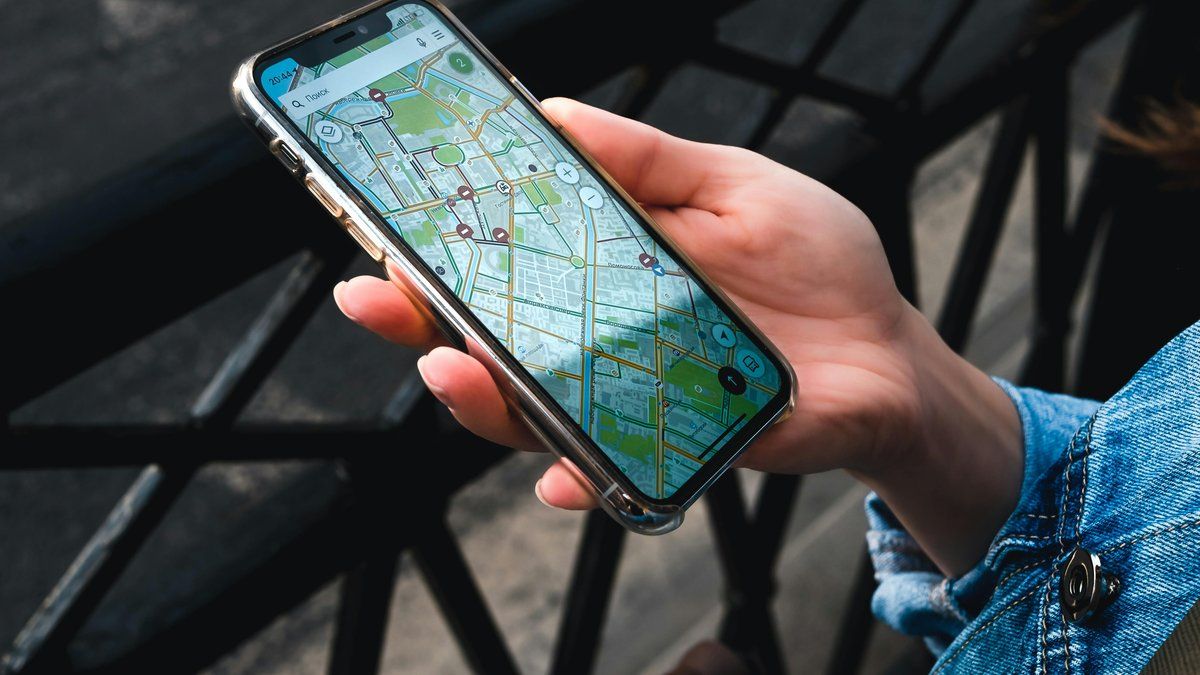 Géolocalisation entre proches : entre réassurance et surveillance