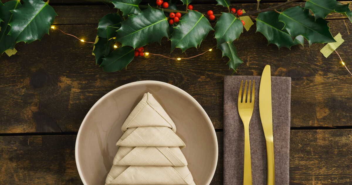 Un sapin de Noël en serviette : l'art de plier pour émerveiller vos invités