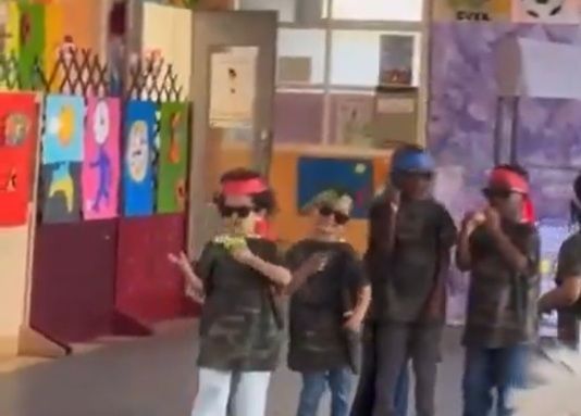 Une performance d'élèves de maternelle en tenue militaire suscite une vive controverse