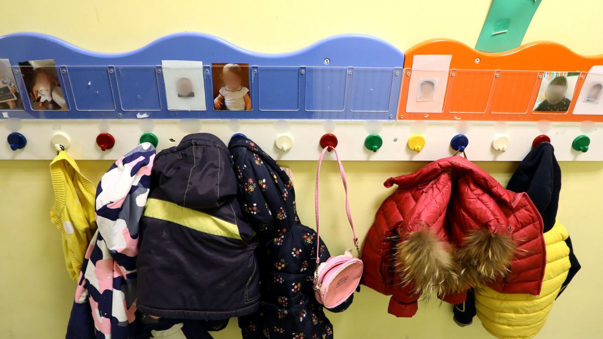 Des enfants en tenue militaire à l'école : une vidéo qui choque