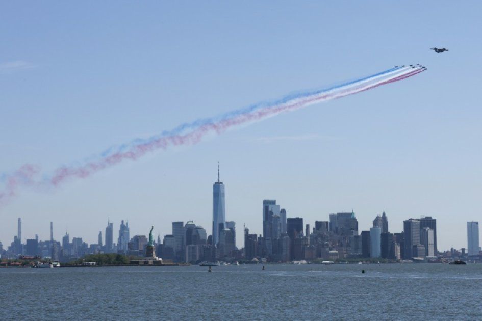 La Patrouille de France survole la Statue de la Liberté à New York