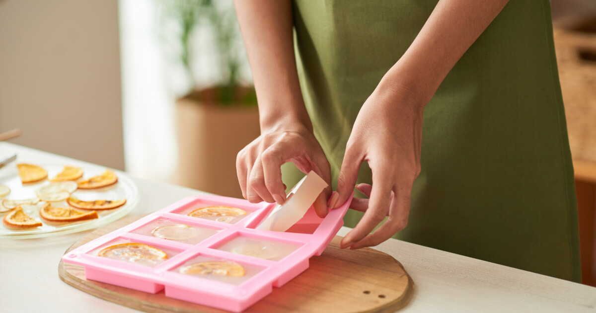 Les astuces simples pour enlever le gras d'un moule en silicone