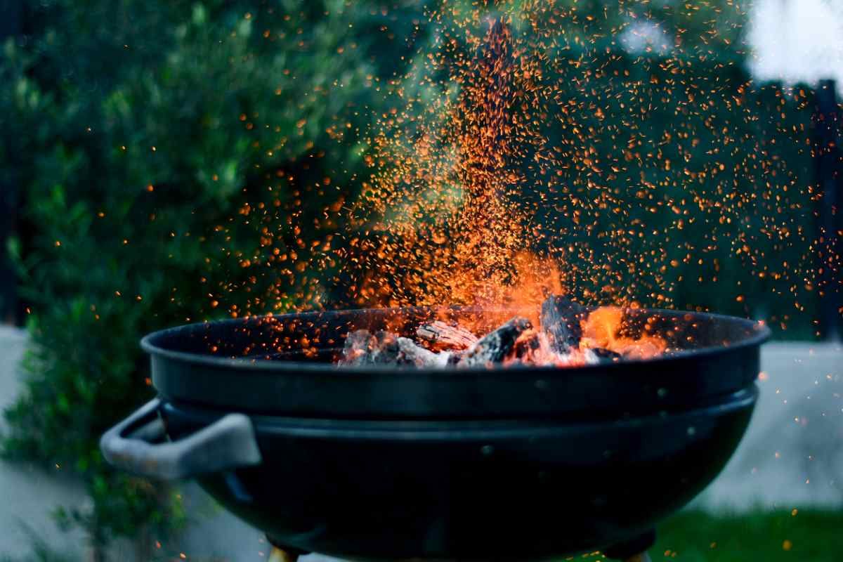 Choisir le barbecue à charbon idéal : astuces et conseils pour gourmets