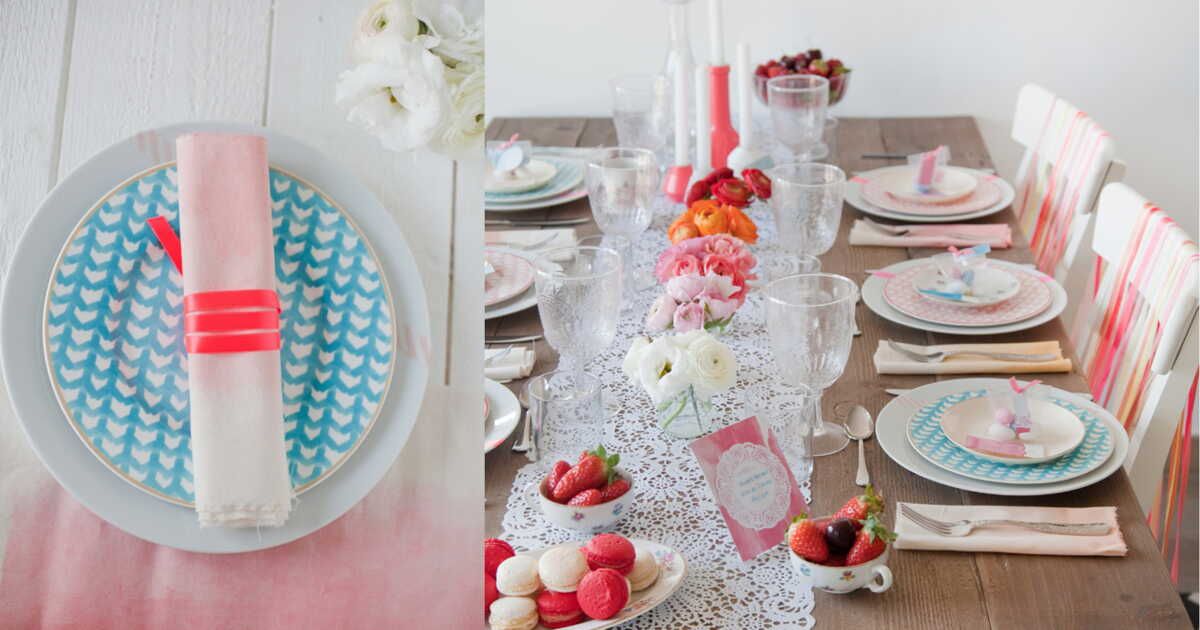 Une table de fête éblouissante en tie & dye