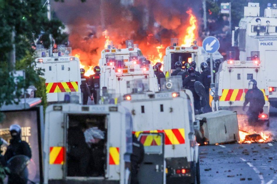 Belfast sous tension : calme relatif après des violences racistes