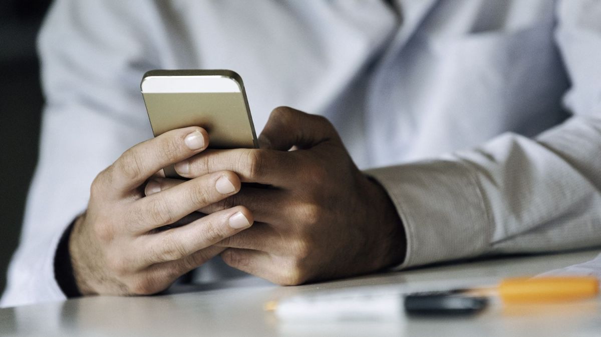 La médiatrice de l'Union européenne demande à la Commission de préserver les SMS des chefs d'État