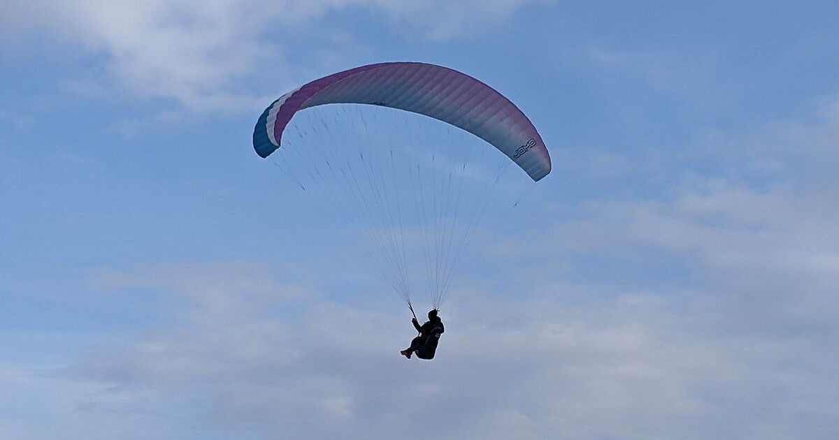 Tragique accident de parapente : un homme de 76 ans plonge dans la mer à Plonévez-Porzay