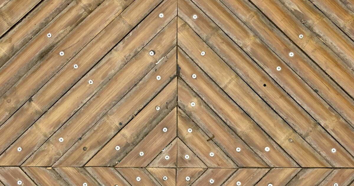 Réparer un trou dans votre parquet : découvrez notre astuce infaillible