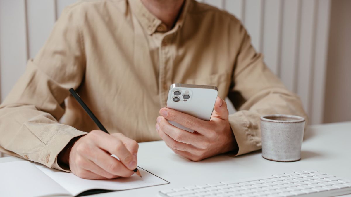 Smartphone au travail : entre addiction et conséquences, les patrons divisés