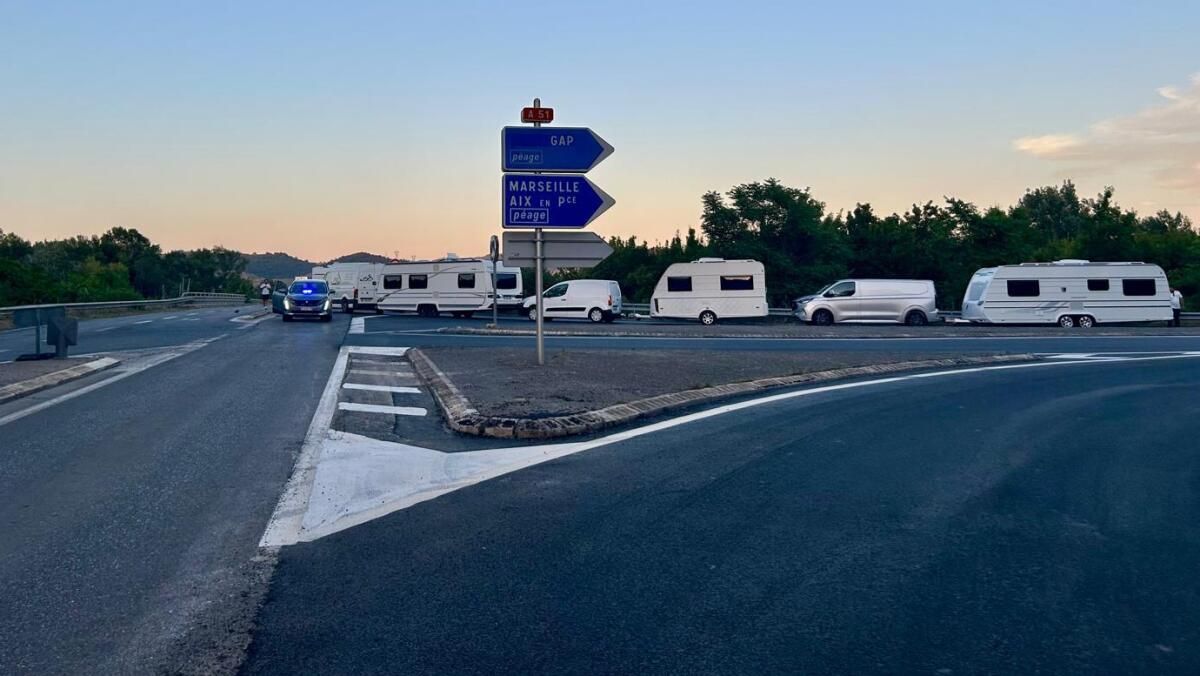 Des caravanes bloquent l'accès à l'hippodrome d'Oraison, tensions à la clé