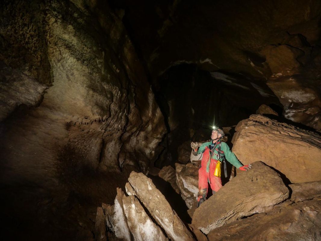 Une femme secourue lors d'une expédition de spéléologie dans la grotte de Zarobe