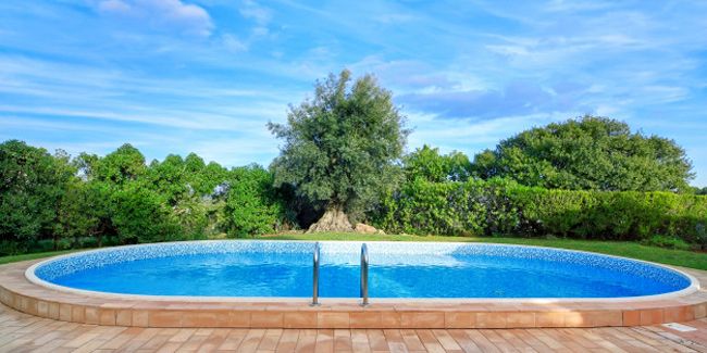 les règles à connaître avant de construire une piscine en limite de propriété