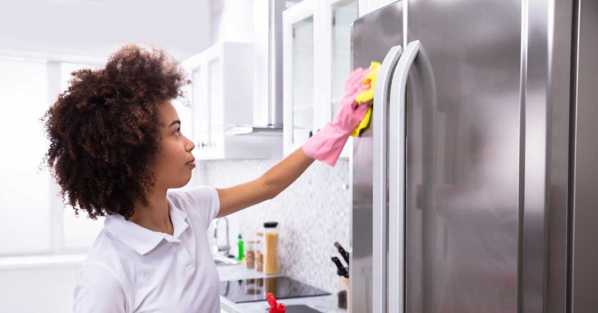 Astuces pratiques pour un nettoyage facile sous votre réfrigérateur