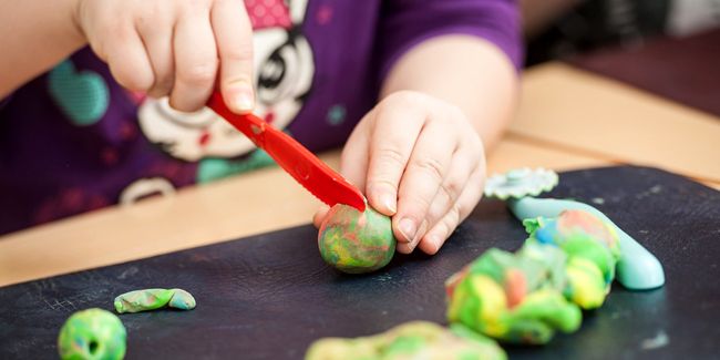 Préparez une pâte à modeler maison, saine et amusante pour vos enfants
