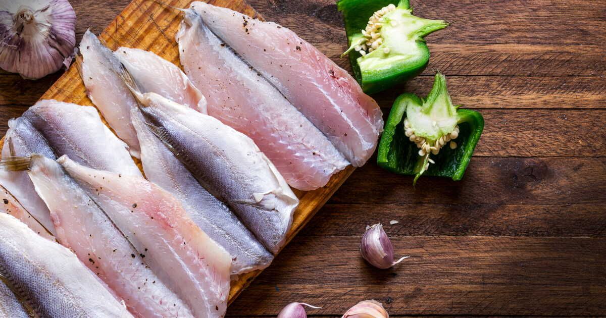 Transformez la peau de poisson en chips savoureuses
