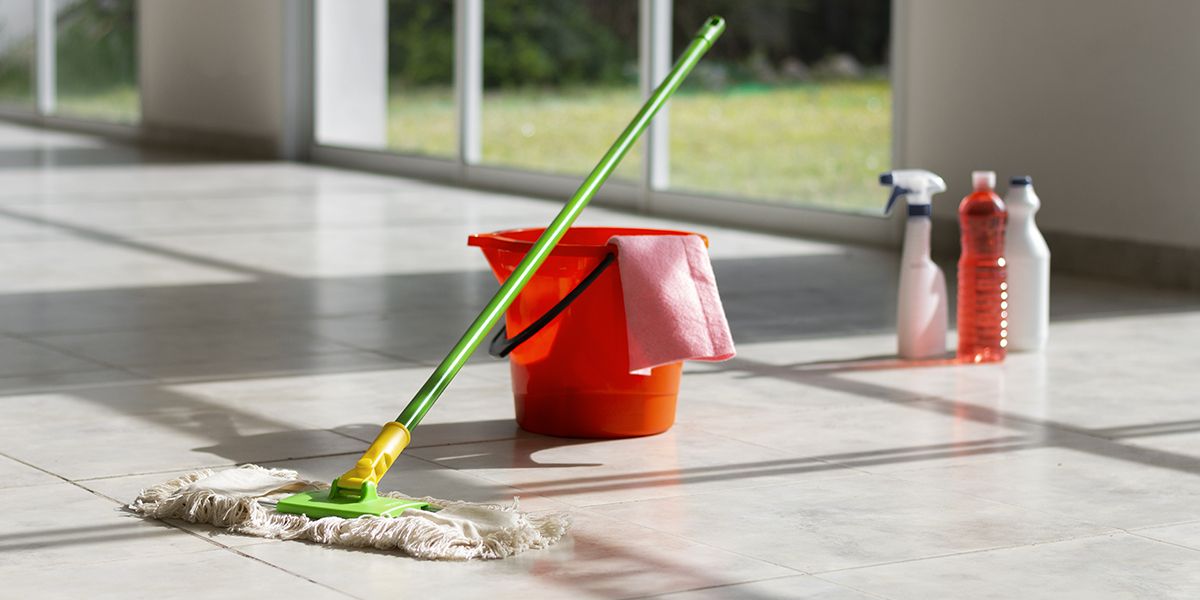 Adoptez des nettoyants maison : 6 recettes pour des sols éclatants