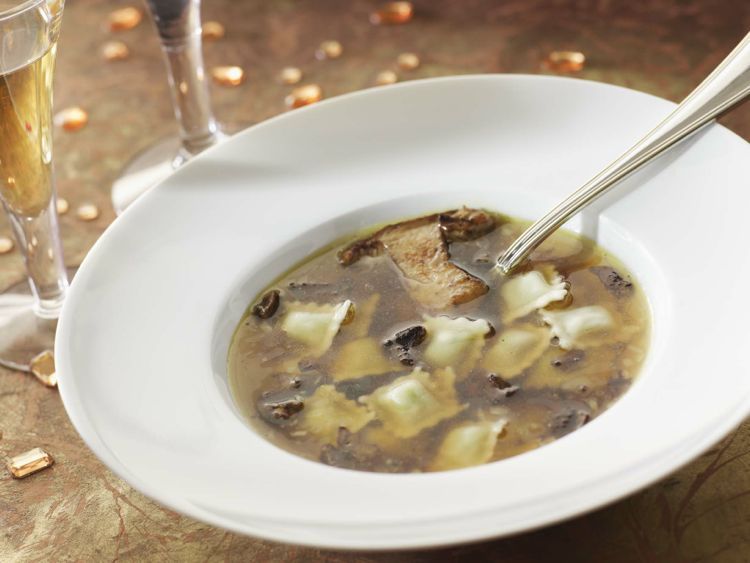 Un bouillon de cèpes réconfortant avec ravioles au foie gras