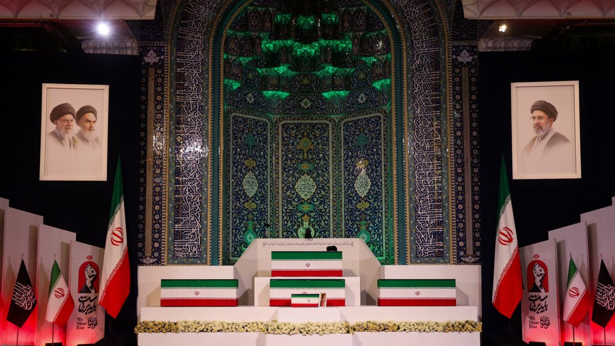 Le corps d'Ali Khamenei arrive pour des funérailles historiques à Téhéran