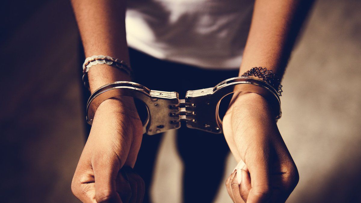 Dispute familiale tourne mal : une conductrice sans permis se rebelle contre la police