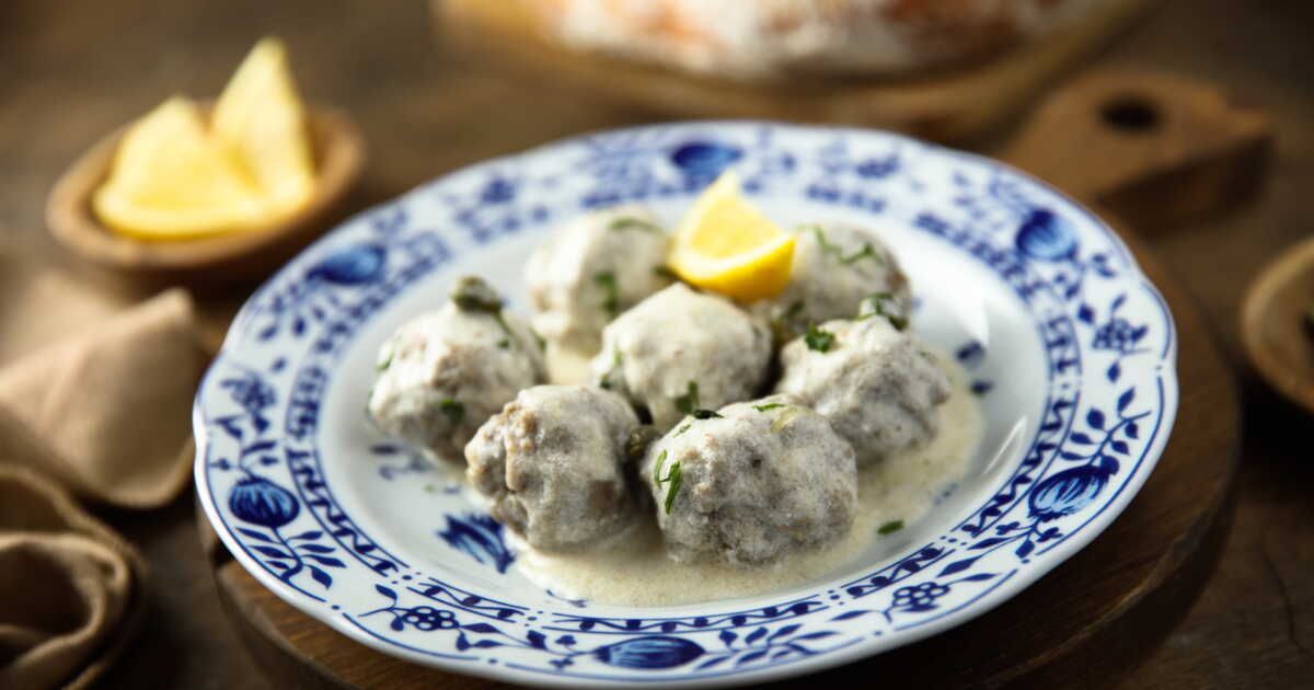 Dégustez des boulettes de viande à la sauce béchamel en famille