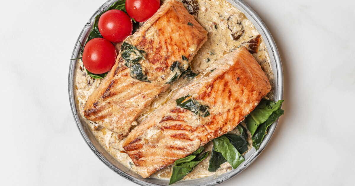 Saumon au four à la sauce pesto rouge : simplicité et saveurs réunies