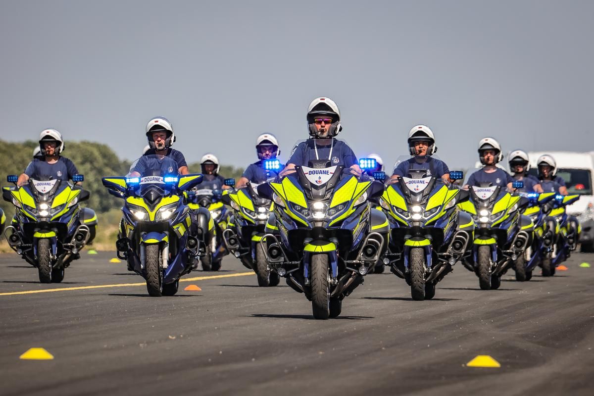 La préparation minutieuse des motards des Douanes pour le défilé du 14 juillet
