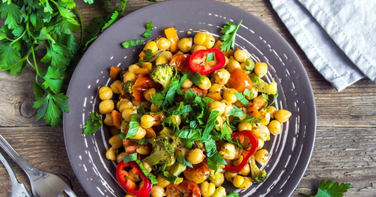 Découvrez 20 salades vitaminées à base de pois chiches pour l'été